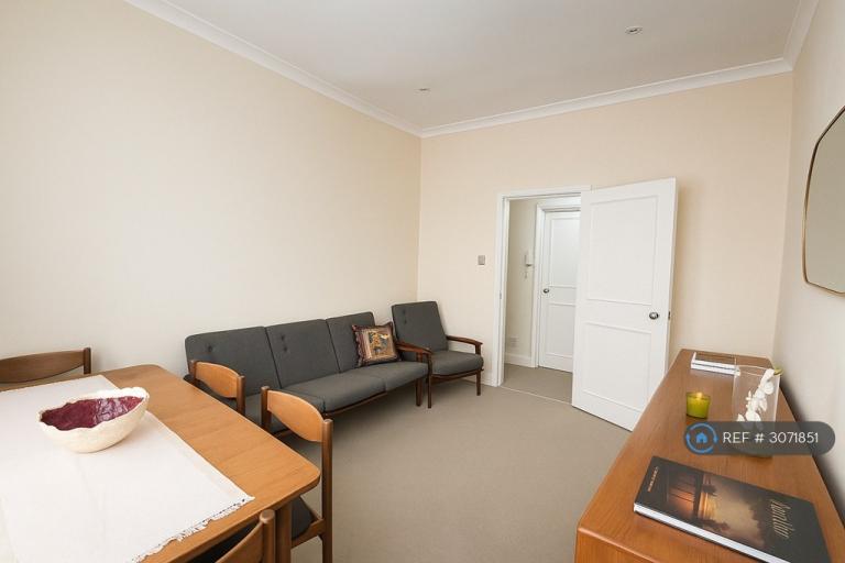 Flat Porten Road in Greater London