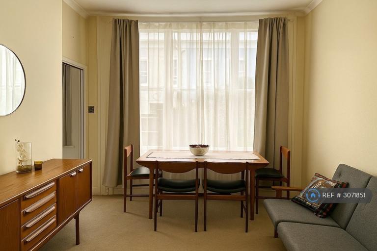 Flat Porten Road in Greater London