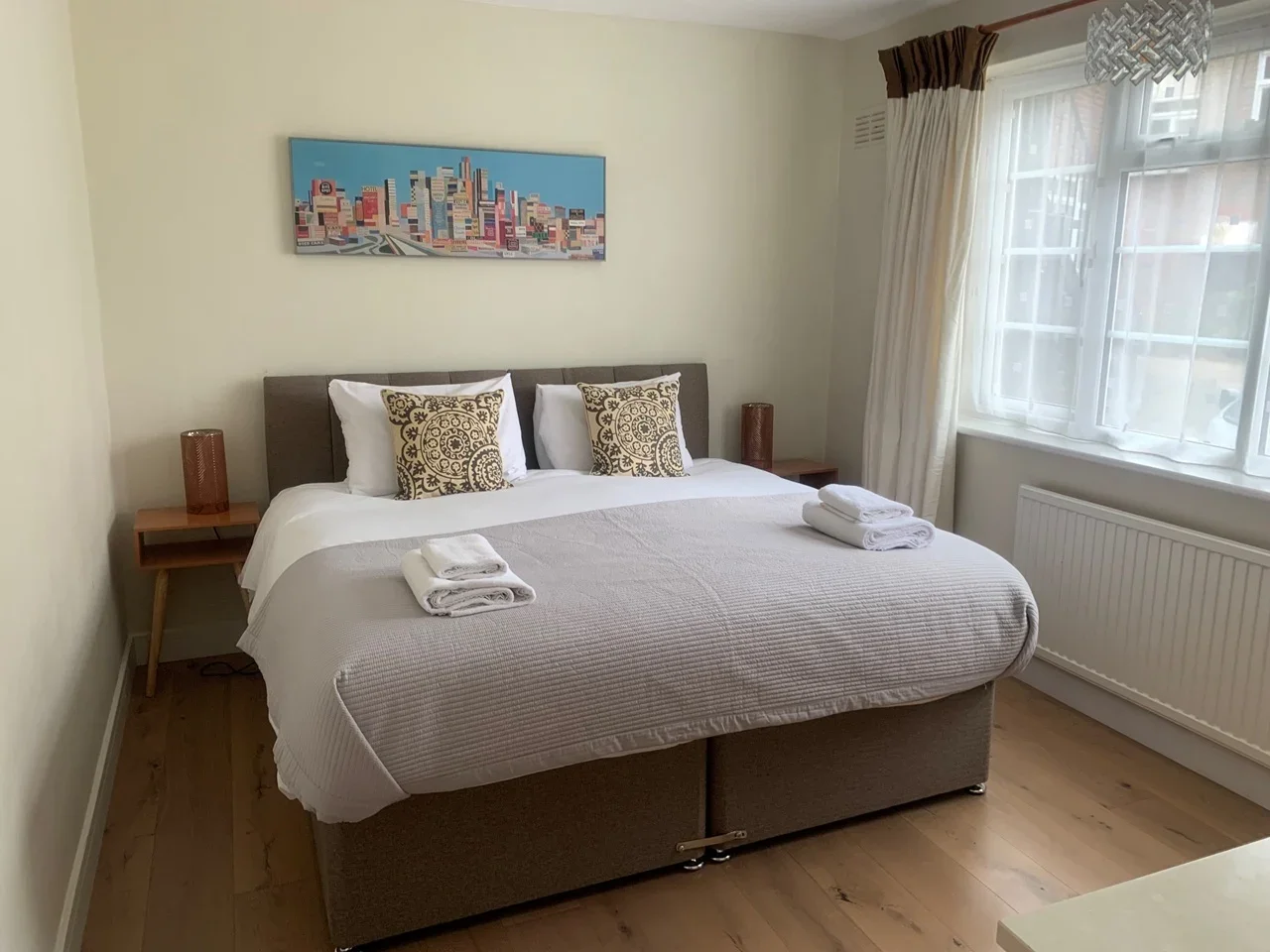 Flat Pitshanger Lane in Greater London