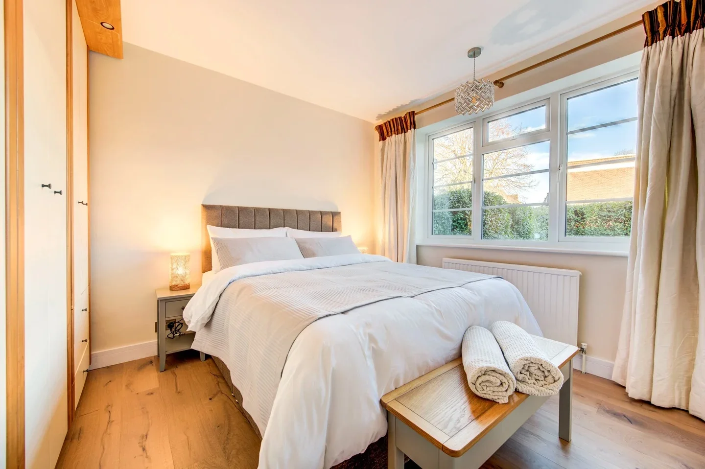 Flat Pitshanger Lane in Greater London