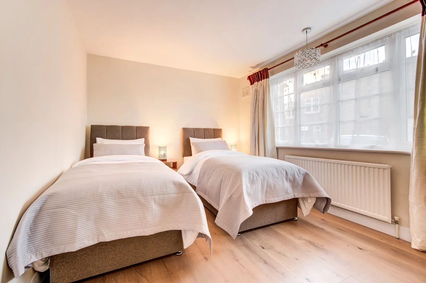 Flat Pitshanger Lane in Greater London