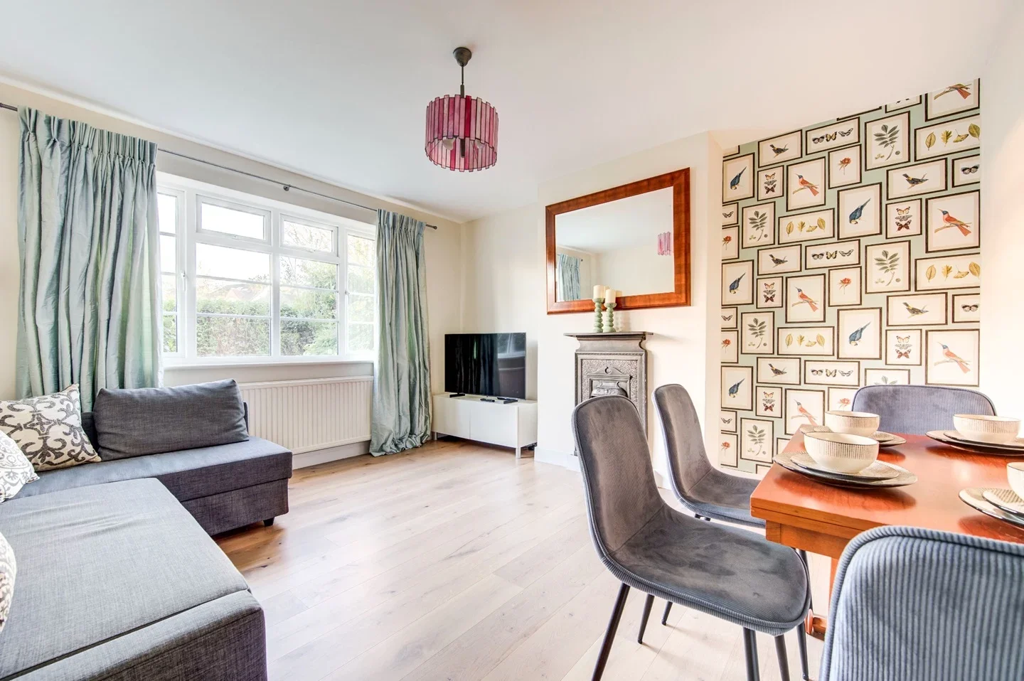 Flat Pitshanger Lane in Greater London