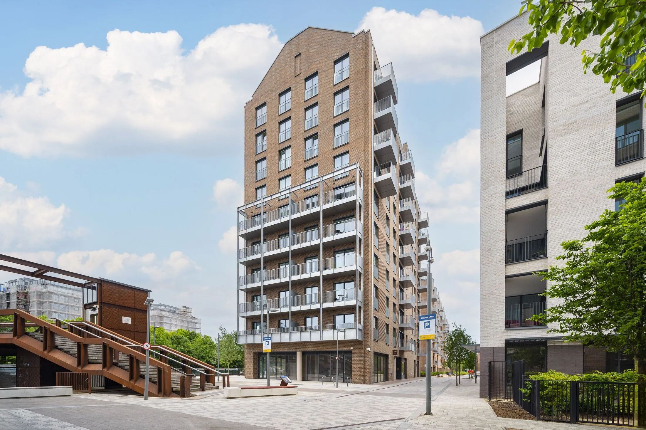 Flat Hale Wharf in Greater London