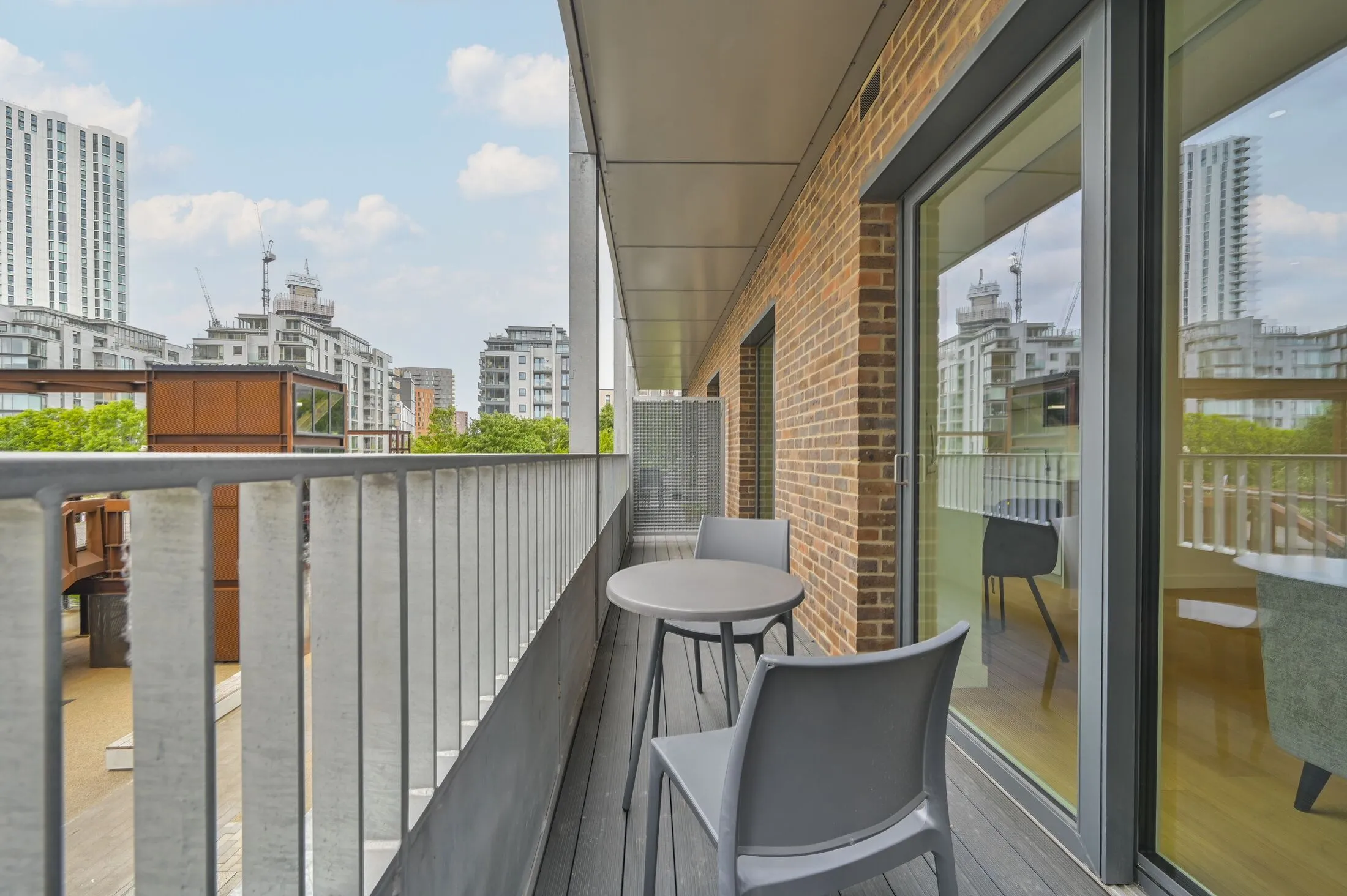 Flat Hale Wharf in Greater London