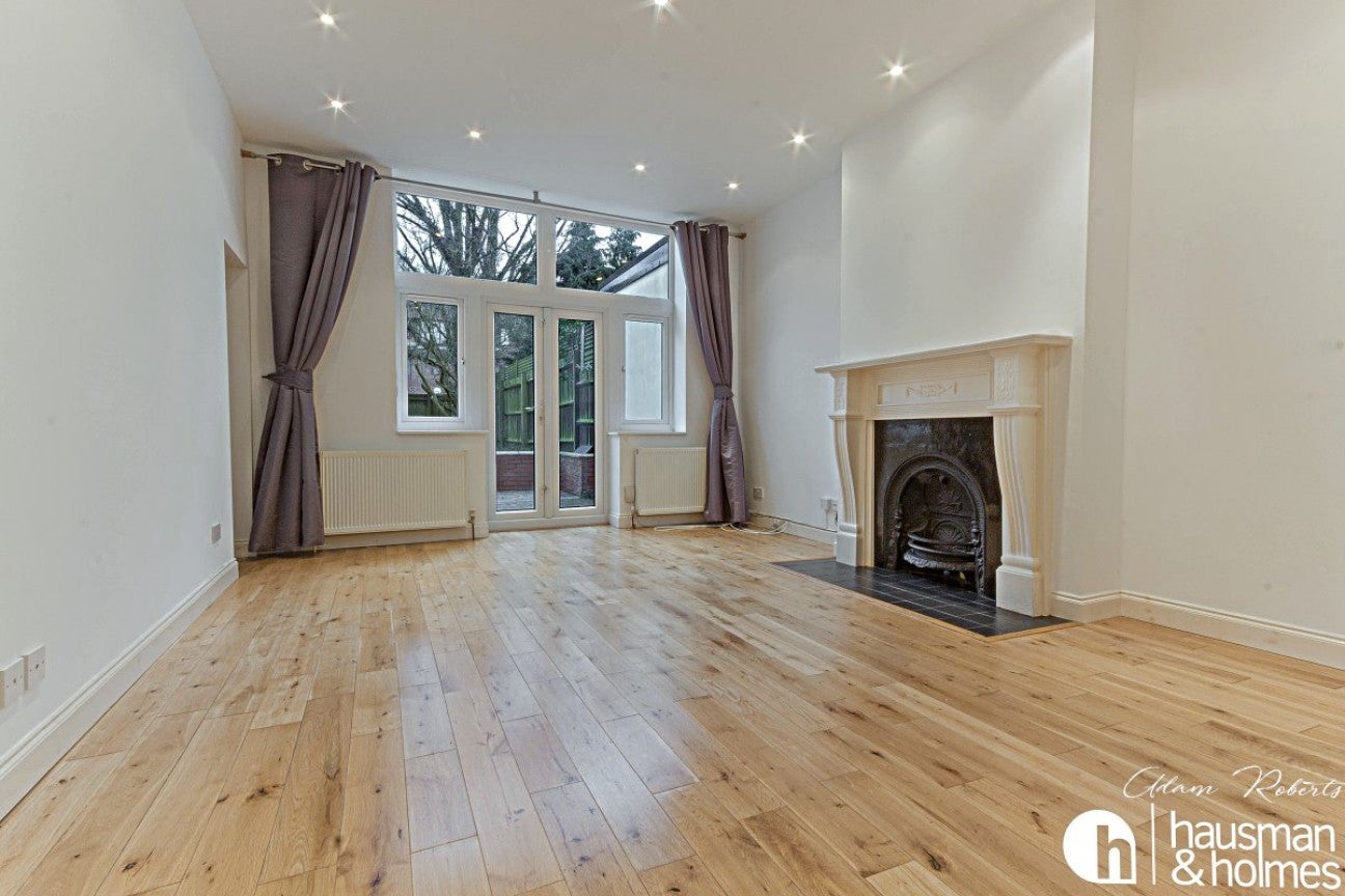 Flat Templars Avenue in Greater London