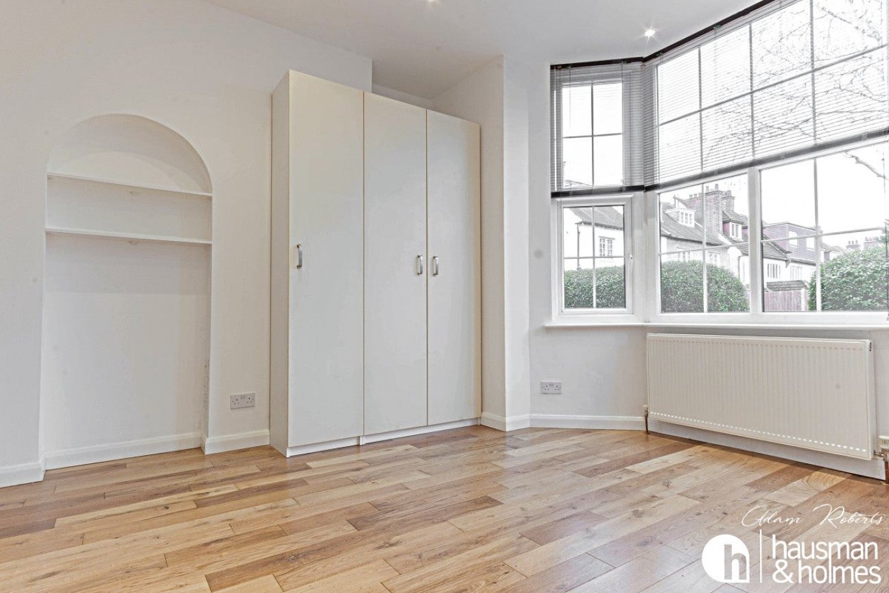 Flat Templars Avenue in Greater London