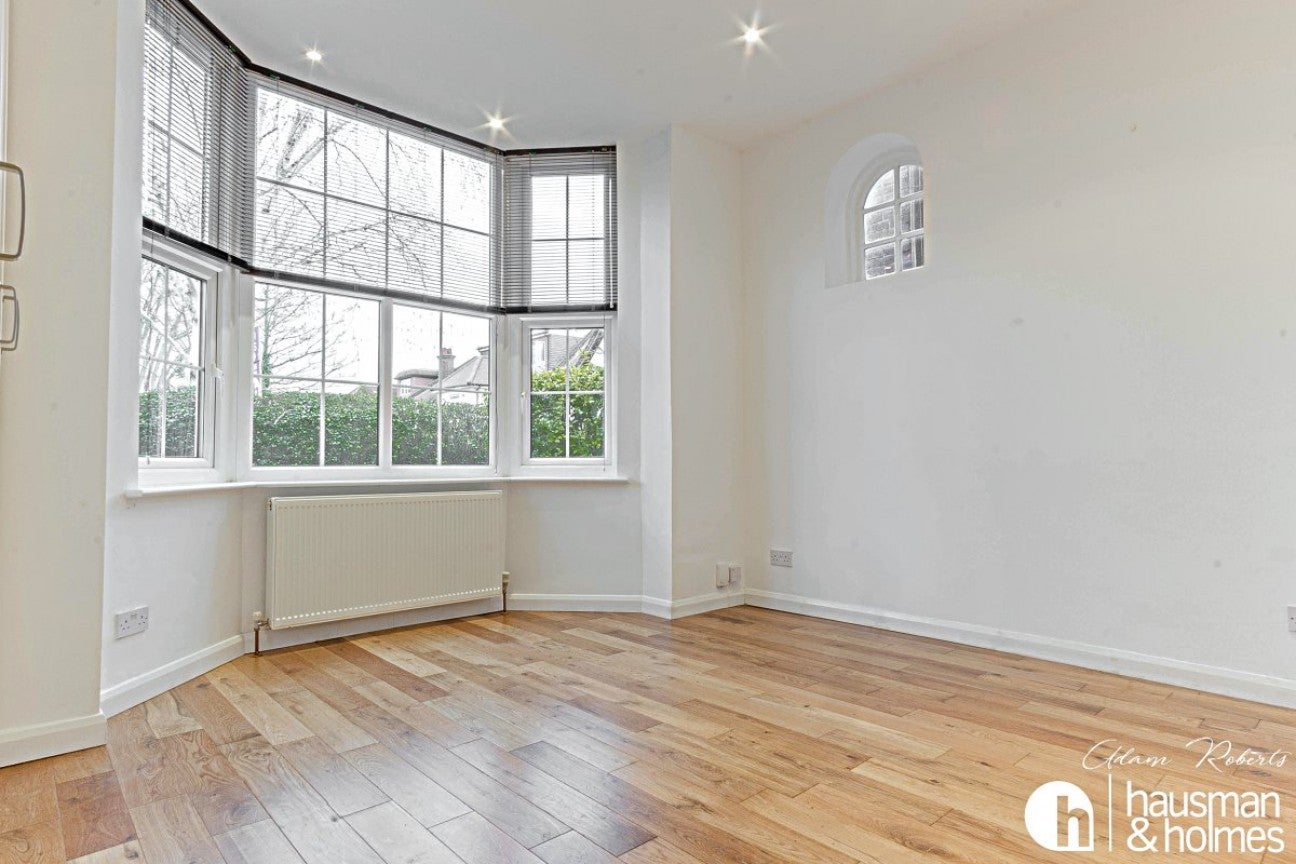 Flat Templars Avenue in Greater London