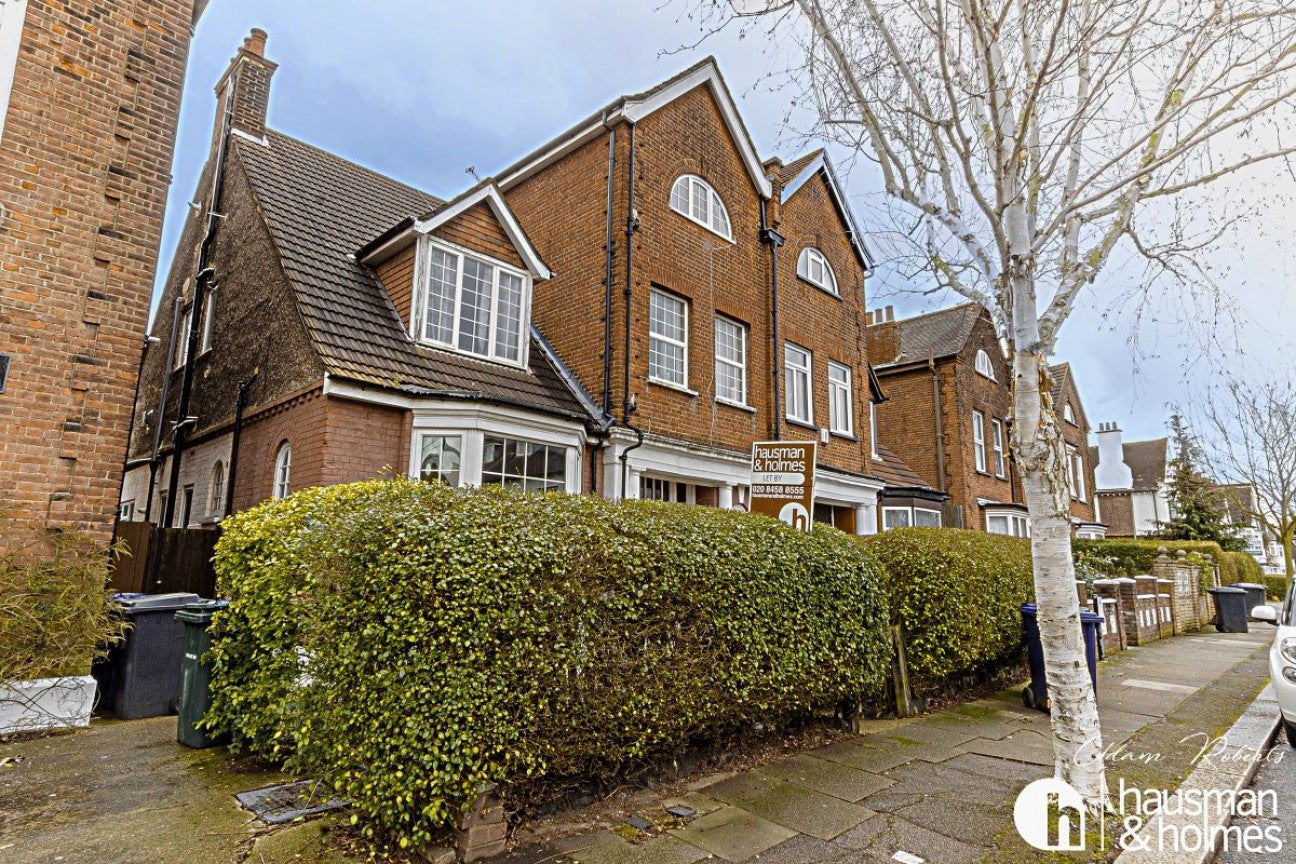 Flat Templars Avenue in Greater London