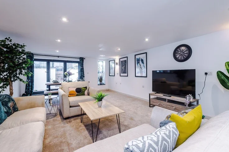 House Cosford Close in Royal Leamington Spa