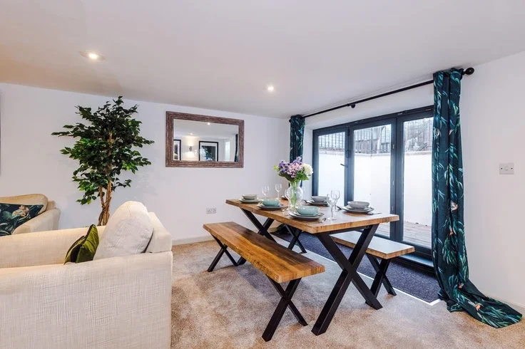 House Cosford Close in Royal Leamington Spa