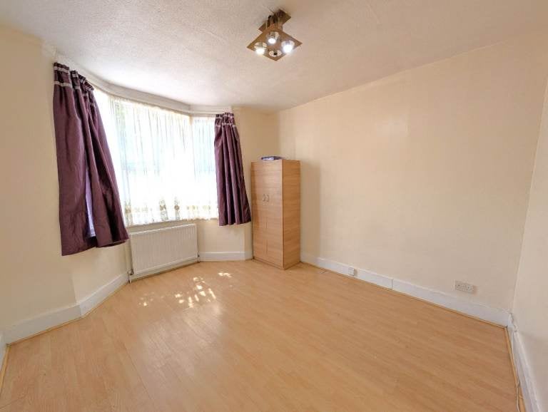 Flat Denzil Road in Greater London