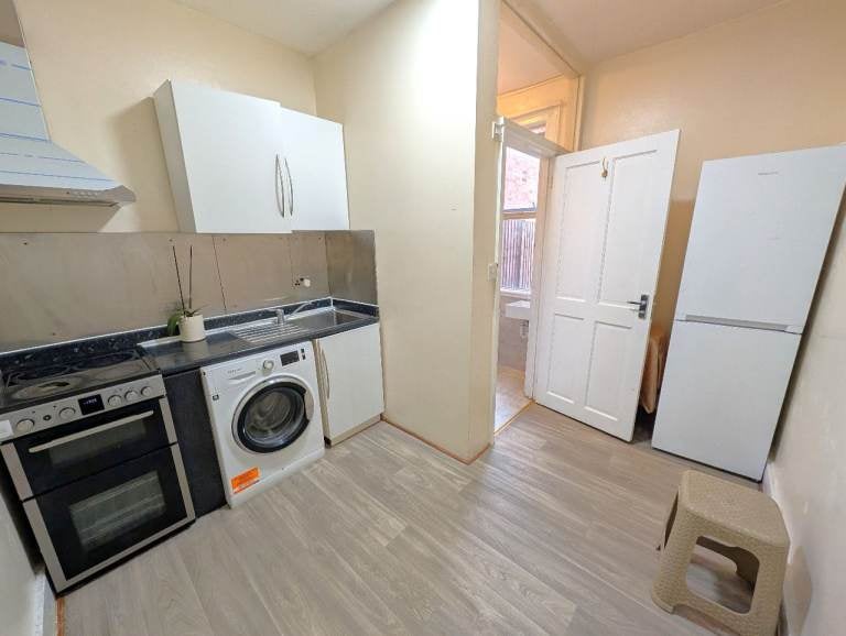 Flat Denzil Road in Greater London