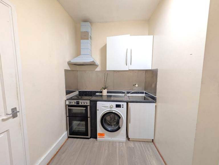 Flat Denzil Road in Greater London