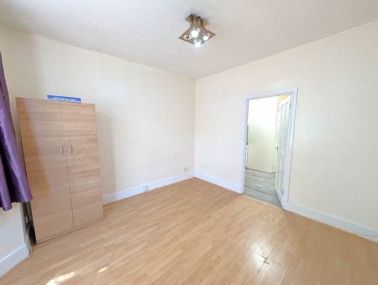 Flat Denzil Road in Greater London