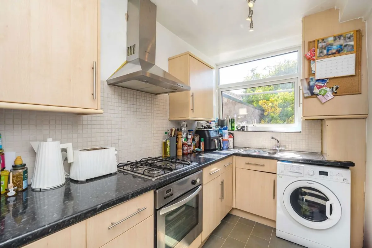 Flat Summerley Street in Greater London