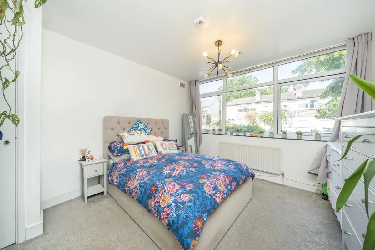 Flat Summerley Street in Greater London