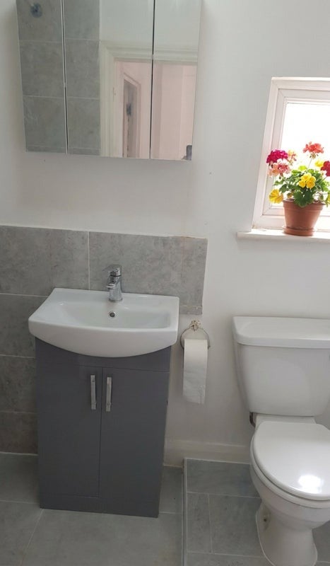 Room Hawthorn Road in Greater London