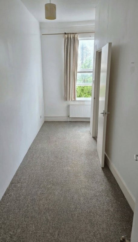 Room Hawthorn Road in Greater London