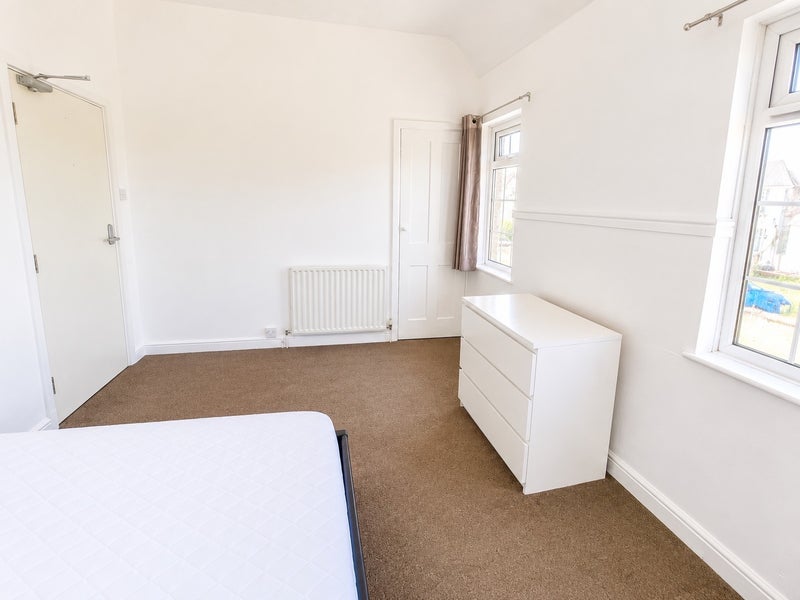Room Dixon Avenue in Chelmsford