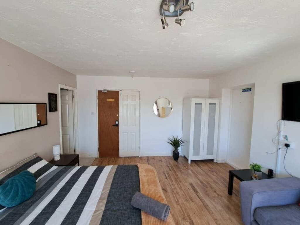 Flat Hull Place in Greater London