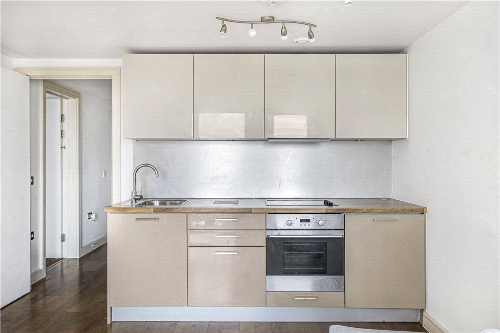 Flat Mason's Avenue in Greater London