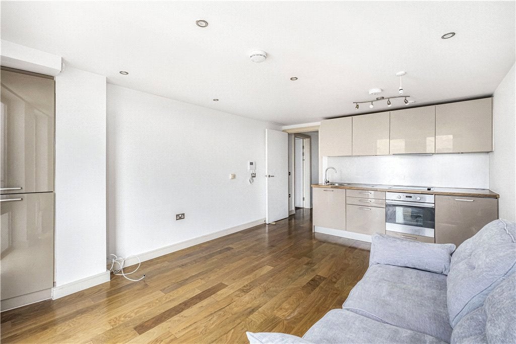 Flat Mason's Avenue in Greater London