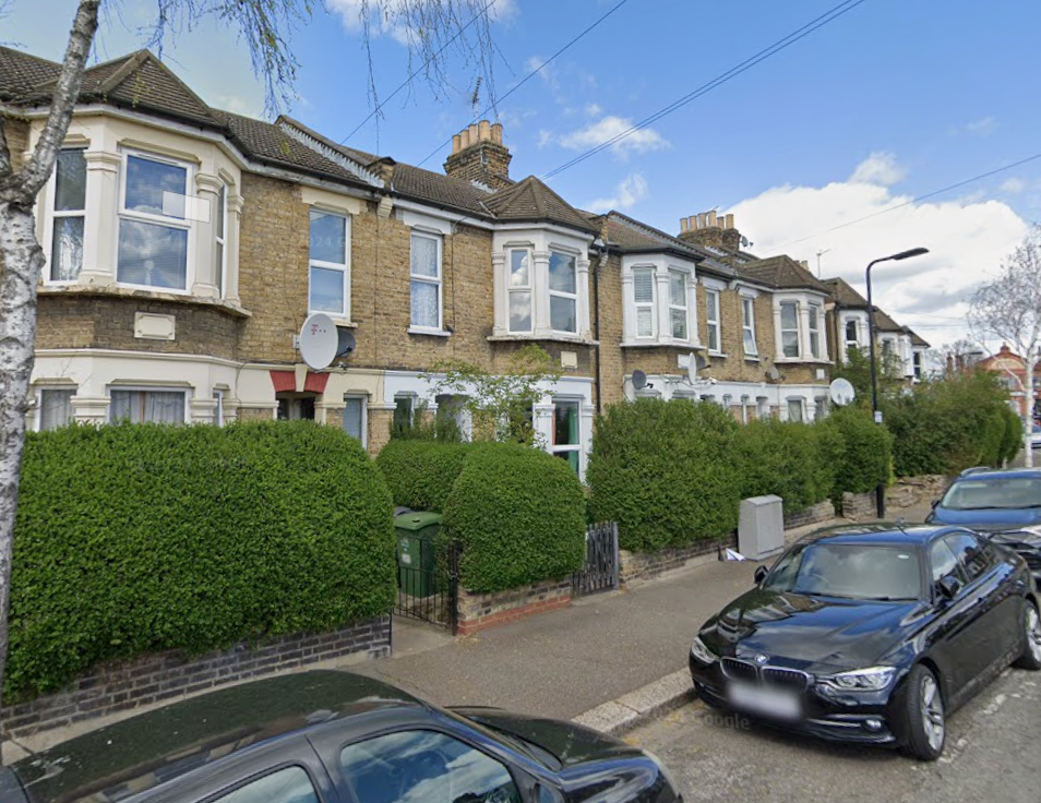 Flat Scott's Road in Greater London