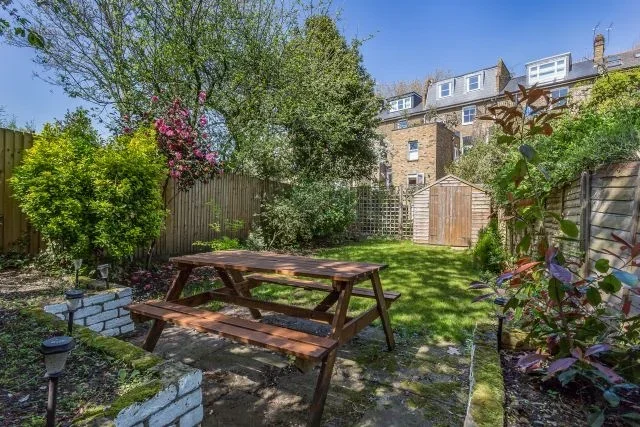 Flat Larkhall Rise in Greater London