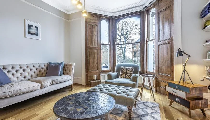 Flat Larkhall Rise in Greater London