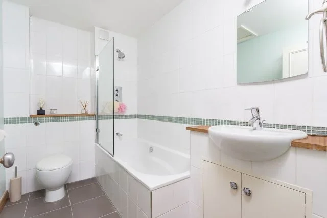 Flat Larkhall Rise in Greater London