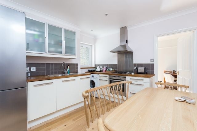 Flat Larkhall Rise in Greater London