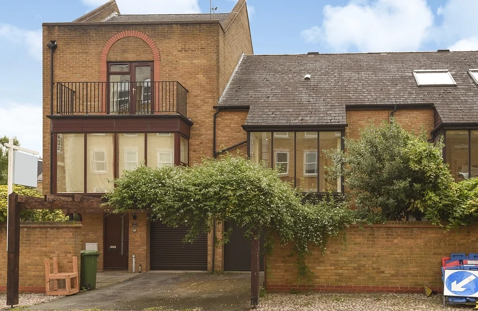 House Salter Road in Greater London