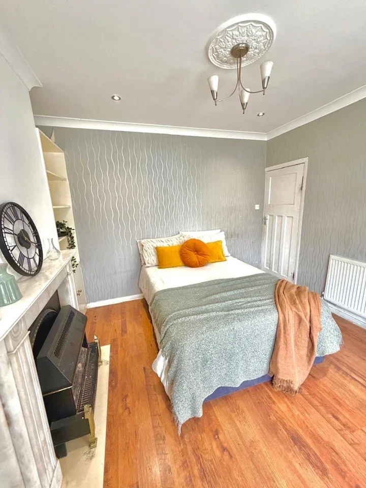 Room Manor Farm Road in Greater London