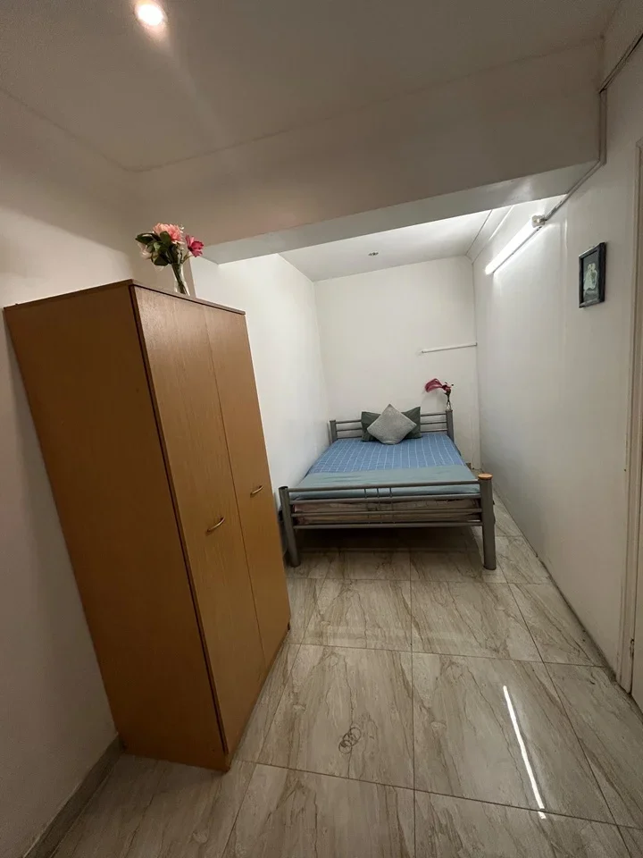 Room Manor Farm Road in Greater London
