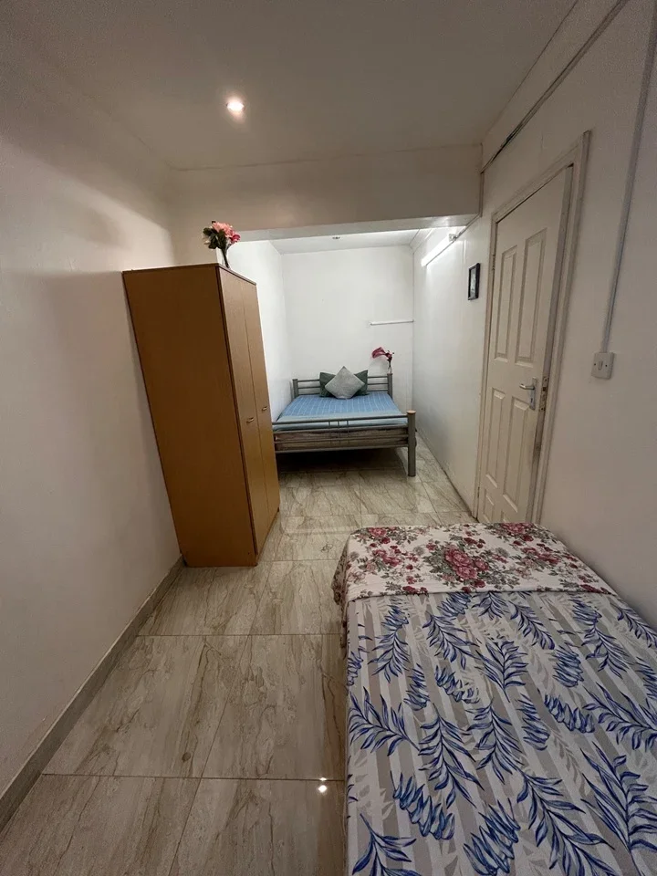 Room Manor Farm Road in Greater London