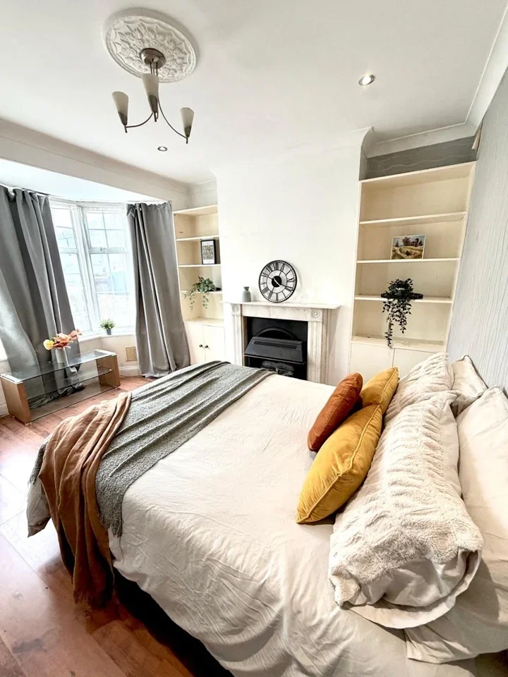 Room Manor Farm Road in Greater London