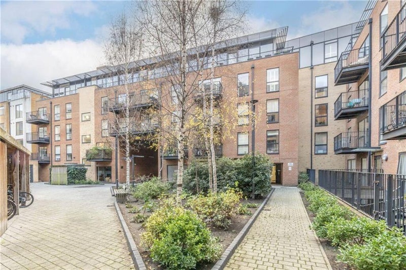 Flat Coldharbour Lane in Greater London
