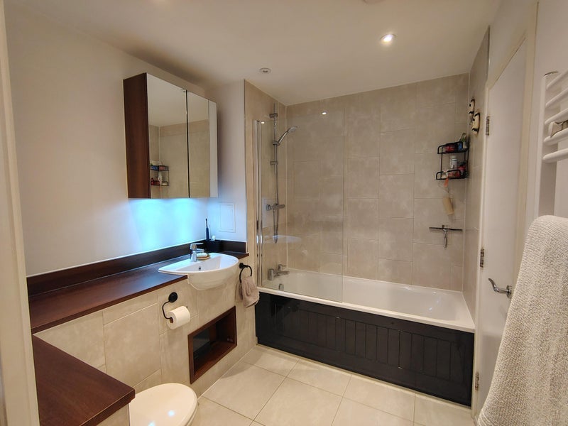 Flat Coldharbour Lane in Greater London