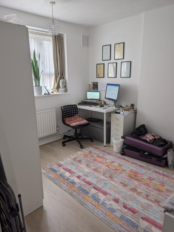 Room Laburnum Road in Greater London