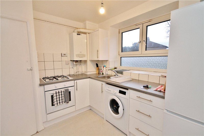 Room Laburnum Road in Greater London