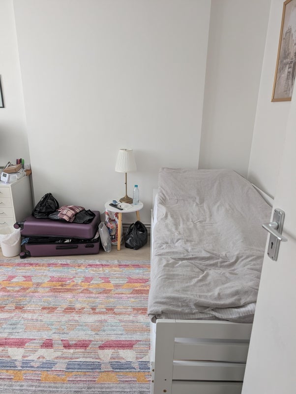 Room Laburnum Road in Greater London