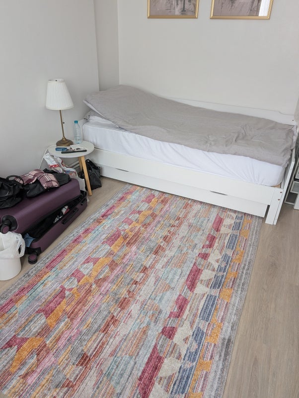 Room Laburnum Road in Greater London
