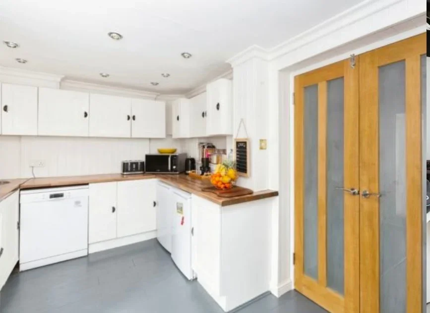 Room Dawson Avenue in Greater London