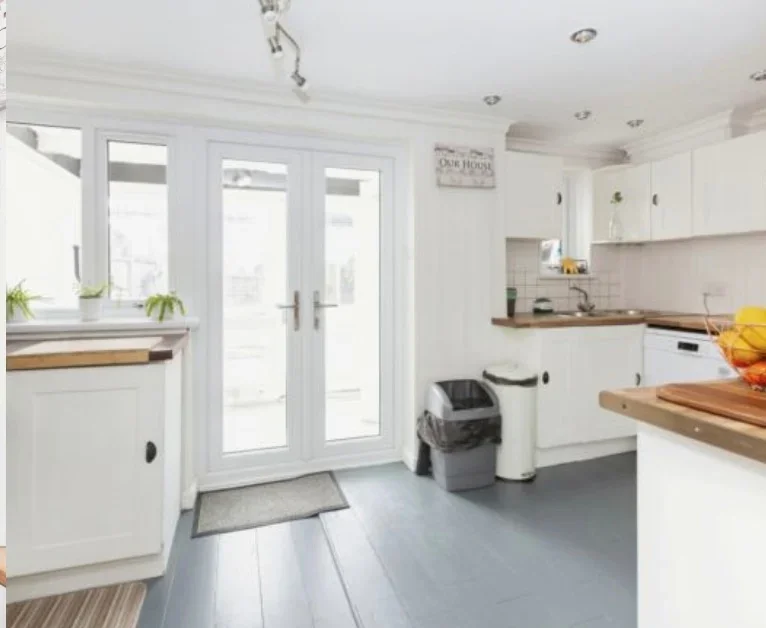 Room Dawson Avenue in Greater London