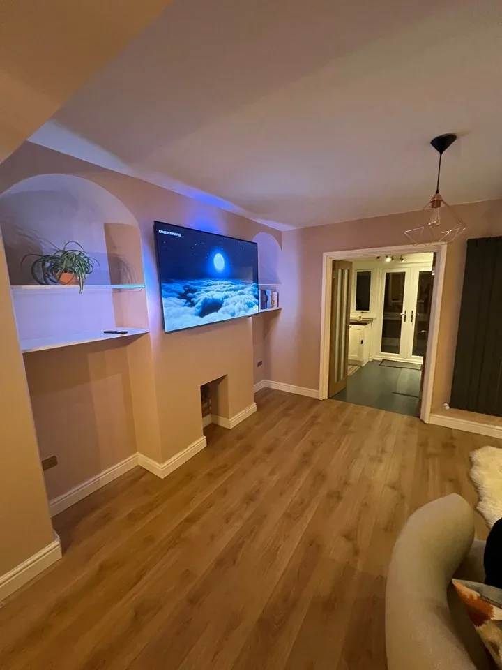 Room Dawson Avenue in Greater London