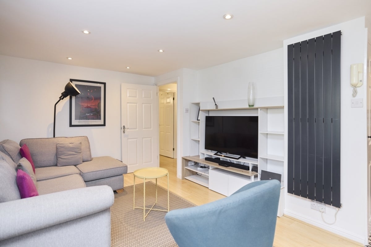 Flat Mapeshill Place in Greater London