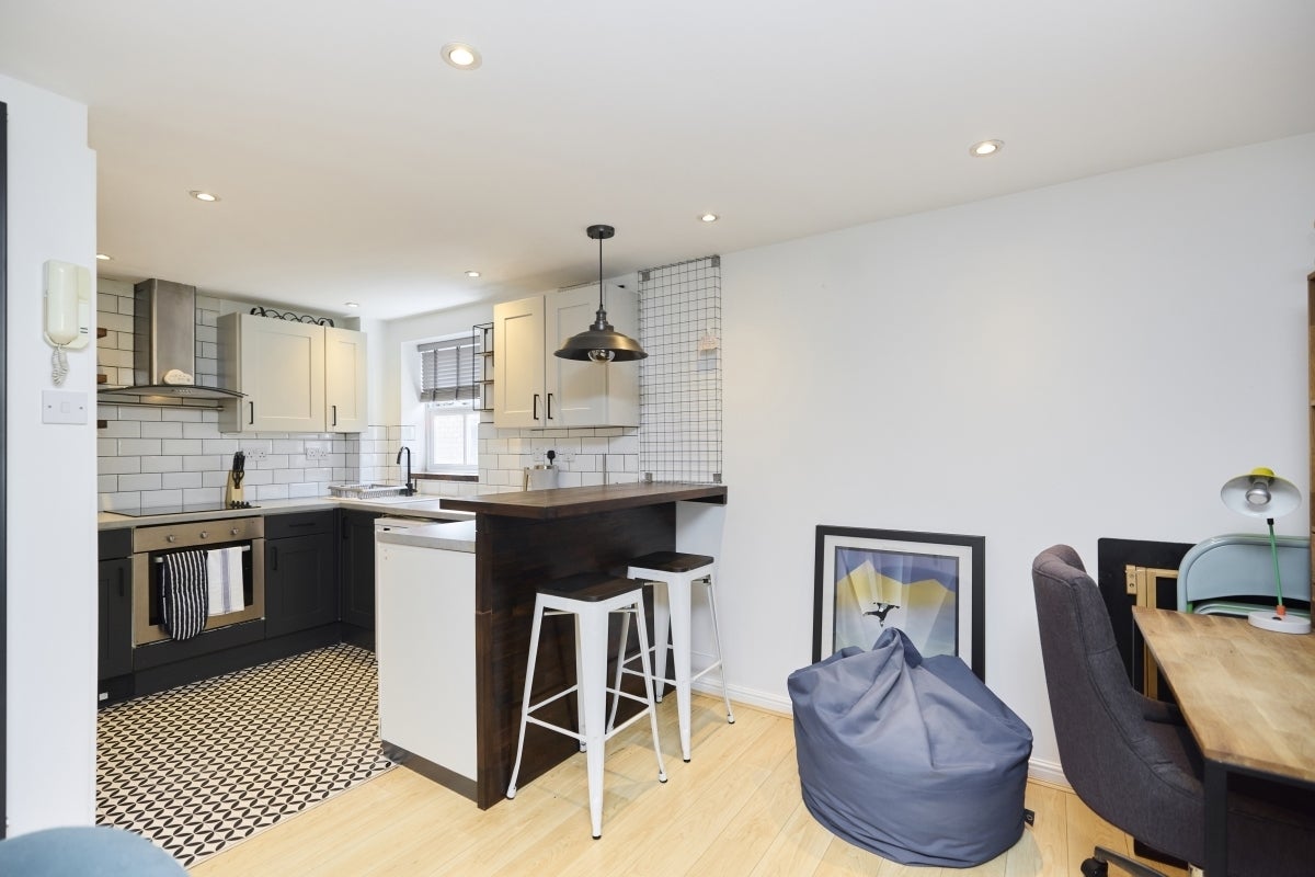 Flat Mapeshill Place in Greater London