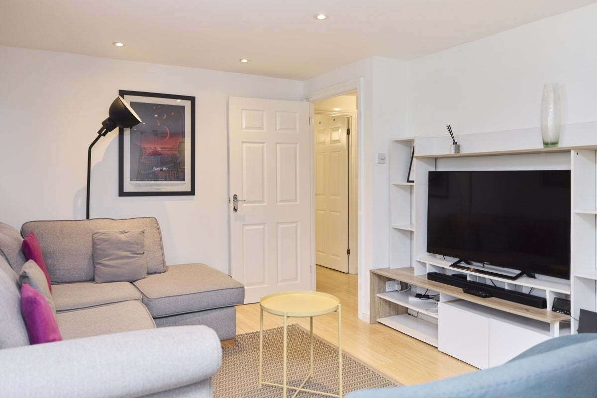 Flat Mapeshill Place in Greater London