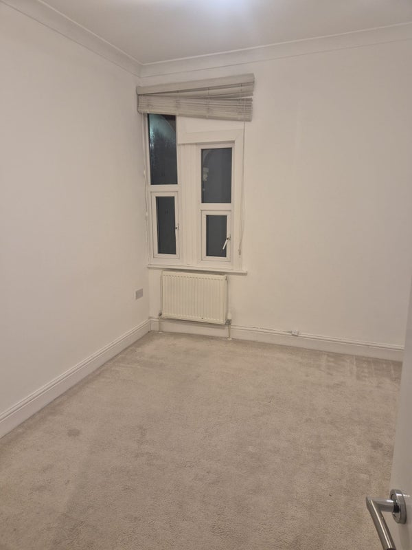 Flat Friern Barnet Road in Greater London