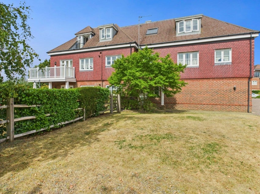 Flat Upper Meadow in Gerrards Cross
